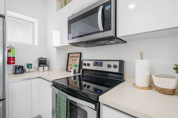 Third-Floor 2BR Condo w/ Lap Pool & Gym, Noord - Image 5